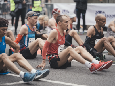 Comment organiser une séance de récupération active alliant cryothérapie locale, mobilité et nutrition après une course de 20 km